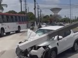Carro bate em poste e derruba estrutura na Cidade Universitária