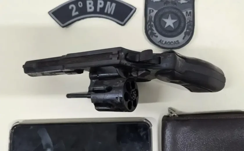 Jovem é preso com revólver no mercado público de Murici durante ação da PM