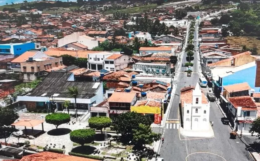 Homem é preso por agredir mãe idosa e destruir residência em Feira Grande