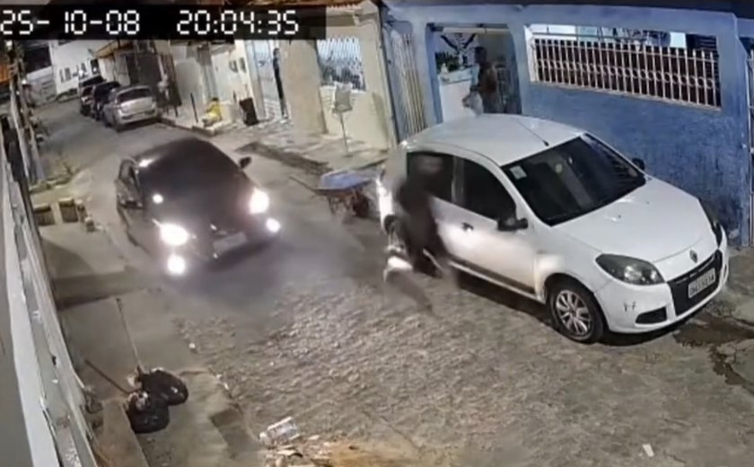 Jovem de 20 anos é baleado por motociclista no Jacintinho, em Maceió