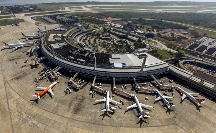 Avião colide com carro em pista do Aeroporto do Galeão, no Rio