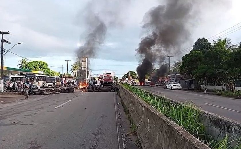 Rio Largo amanhece com protestos de moradores por falta de água e BR é bloqueada