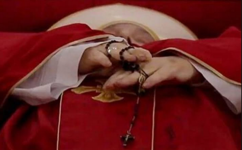 Papa Francisco acena para enfermeiro e entra em coma antes de morrer, diz Vaticano