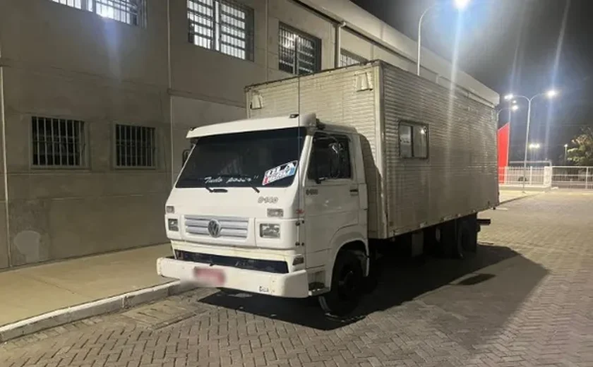 Mulher é presa por tráfico de drogas após tentar recuperar veículo apreendido