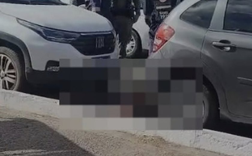 Jovem é assassinado a tiros em frente ao Quartel da PM em Maceió