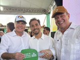 Prefeito André Castro reforça frota de veículos com nova retroescavadeira