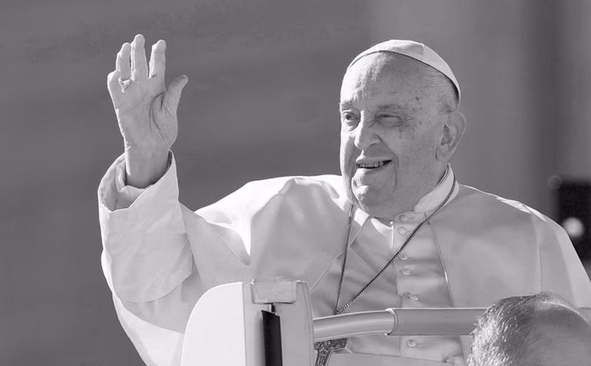 Vaticano divulga primeiras imagens do corpo do papa Francisco após morte aos 88 anos