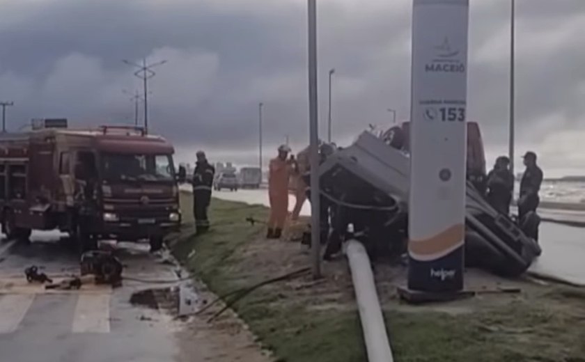 Acidente grave deixa motorista preso às ferragens em Maceió