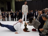 Em exposição, Lula se deita no chão e reproduz movimento de acrobatas