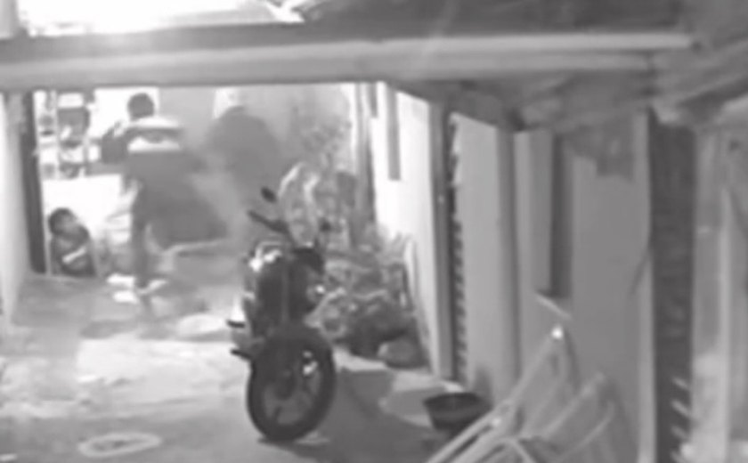 Jovem baleado gravemente em atentado a tiros no Jacintinho