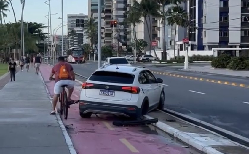 Carro invade ciclovia na orla em Maceió