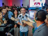 Governador garante instalação de condicionadores de ar em escolas estaduais