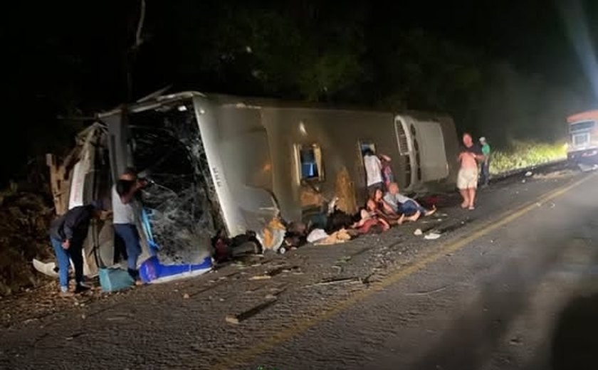 Tragédia na BR-423: Ônibus de sacoleiros tomba no Agreste de Pernambuco e deixa mais de 10 mortos