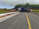 Colisão entre caminhões bloqueia trecho BR-101 em São Miguel dos Campos