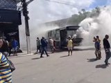 Ônibus da Veleiro pega fogo em Rio Largo