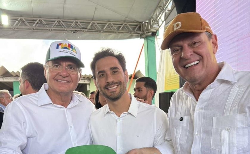 Prefeito André Castro reforça frota de veículos com nova retroescavadeira