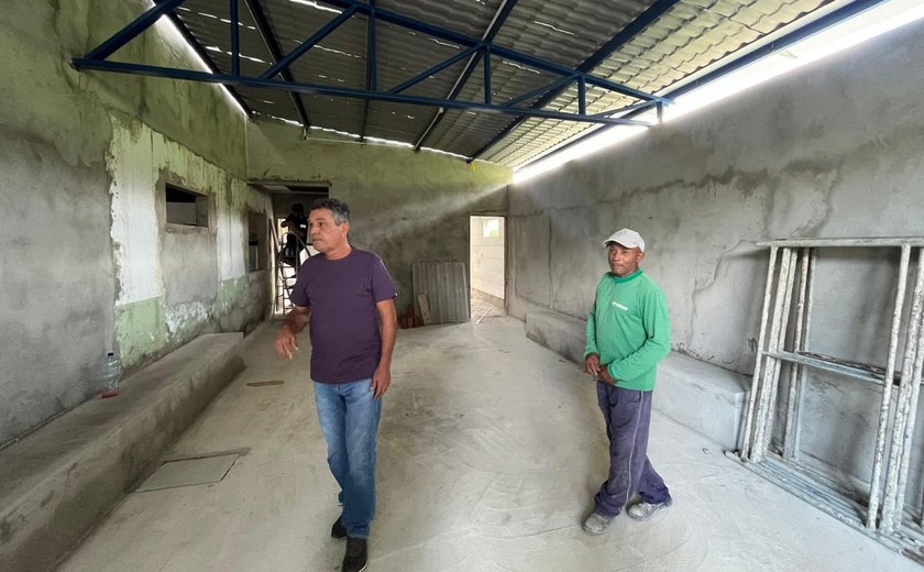 Prefeito de Branquinha acompanha reestruturação de mais uma escola na zona rural