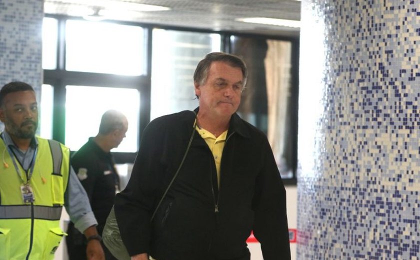 Bolsonaro recebe alta e deixa hospital em São Paulo