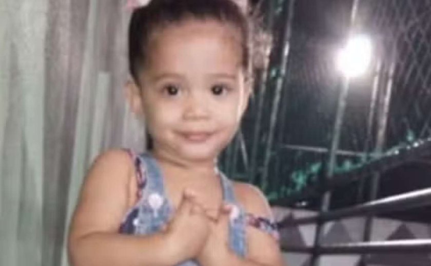 Polícia identifica suspeitos de envolvimento na morte de criança de 3 anos atacada na porta de casa