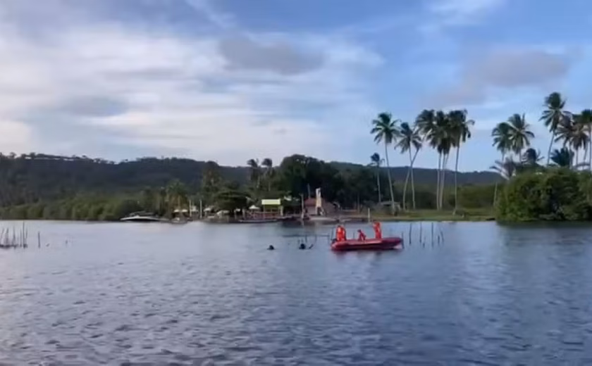 Homem desaparece após cair de catamarã durante passeio em família em Marechal Deodoro