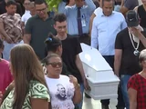 Menino de 10 anos morto após ser feito refém pelo pai é sepultado sob forte comoção em Alagoas