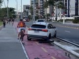 Carro invade ciclovia na orla em Maceió