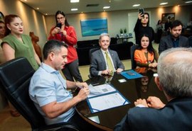 Governador de Alagoas assina acordo que permite emissão da Carteira de Identidade pelos cartórios