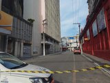 Janela do Produban cai em cima de carro no Centro de Maceió