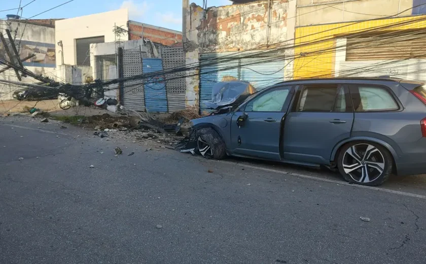 Motorista de carro de luxo perde o controle e derruba poste no Poço