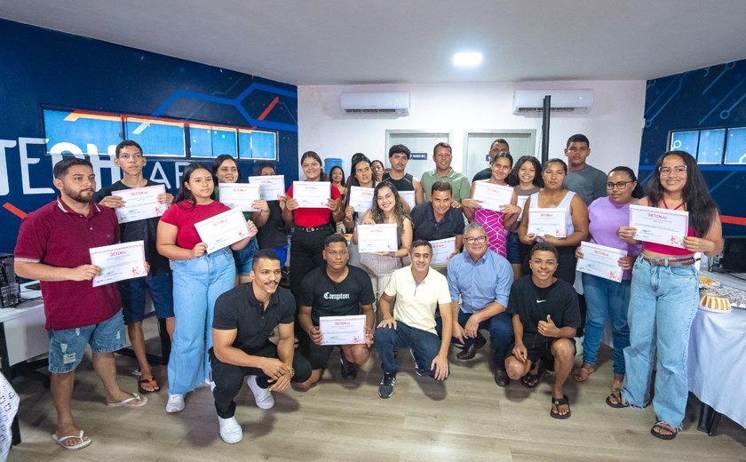Remi Filho entrega 32 novos certificados de conclusão a alunos do OxeTech Lab Murici