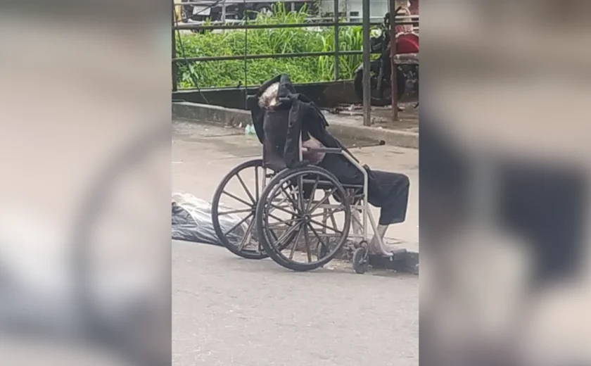 Homem carrega corpo de idosa morta em cadeira de rodas por ruas do RJ