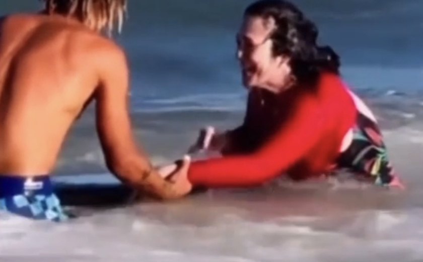 Surfista salva banhista de afogamento na Praia do Francês, em Alagoas