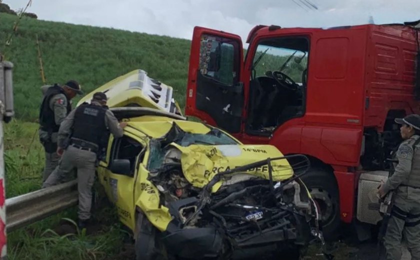 Viatura da PM é destruída por caminhão na BR-101, mas policiais escapam ilesos