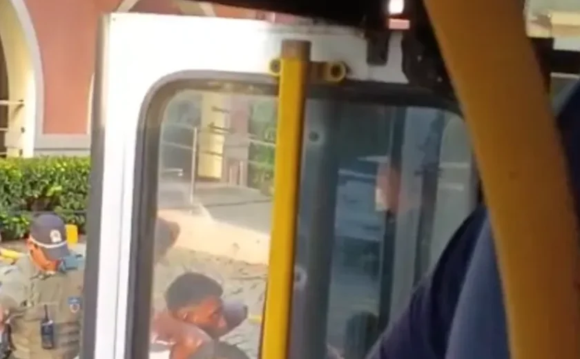 Gritos dentro de ônibus alertam PM e sete suspeitos são detidos na Ponta Verde