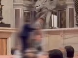 Papa ordena purificação de altar após homem urinar em basílica no Vaticano