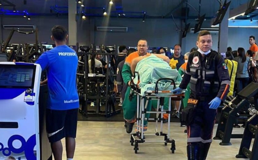 Homem é socorrido após acidente com barra de 200 kg em academia de Maceió