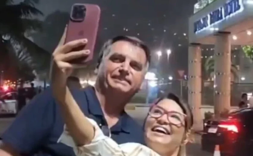 Bolsonaro viraliza após tirar foto com apoiadora parecida com a primeira-dama Janja