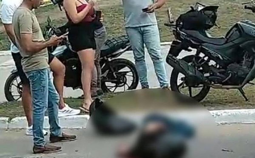 Acidente fatal: motociclista cai do veículo, é atropelado por caminhão, e morre no Antares