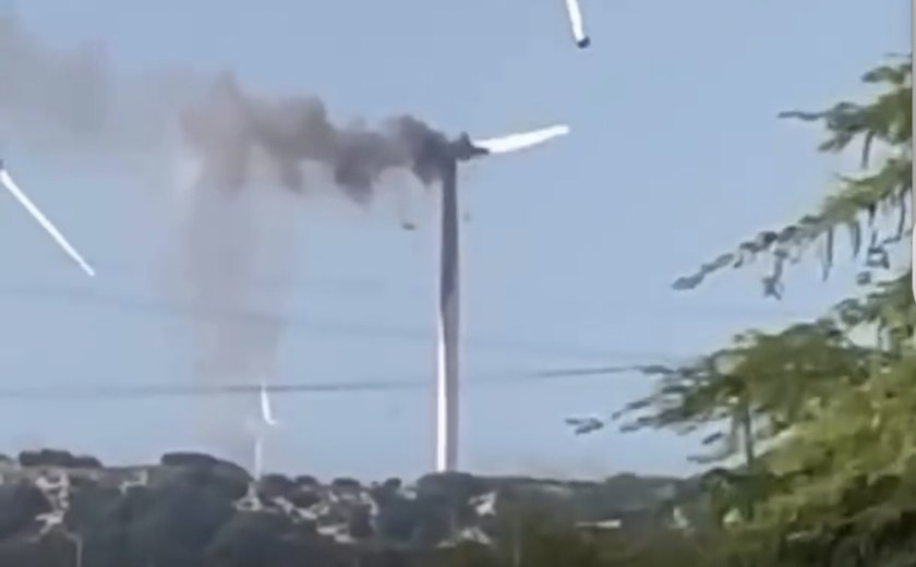 Incêndio atinge torre eólica em Aracati, no Ceará
