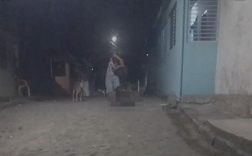 Justiça libera homem que aparece em vídeo chocante matando cachorro