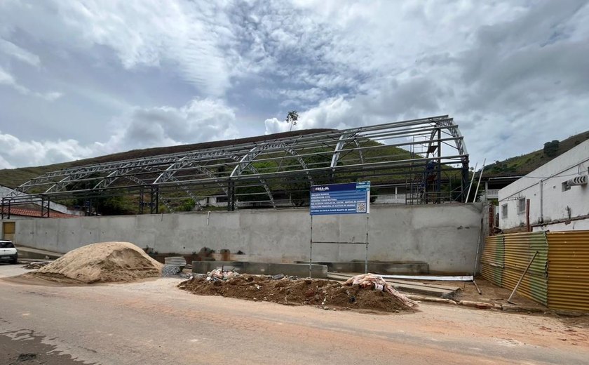 Obras do ginásio e da Escola Monsenhor Clóvis Duarte seguem em ritmo acelerado em Santana do Mundaú