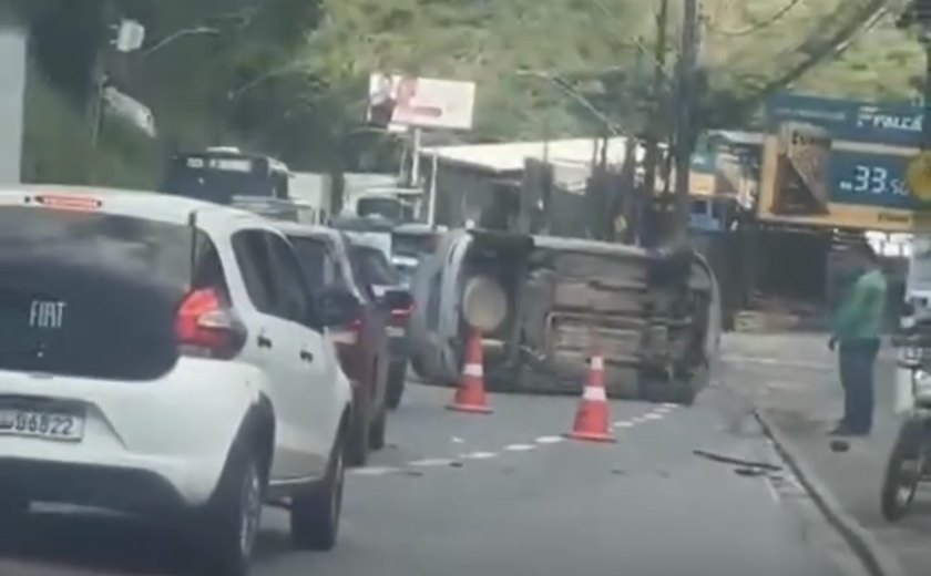 Três pessoas ficam feridas em acidente na Avenida Leste Oeste, em Maceió