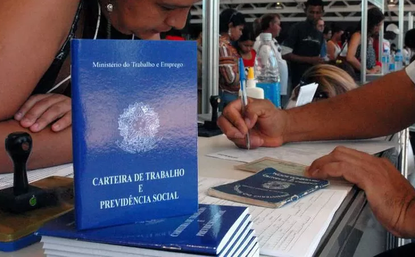 Desemprego cai e atinge menor taxa de desocupação em 8 anos