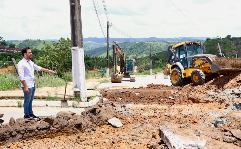 Prefeito de Santana do Mundaú acompanha obras de pavimentação no Residencial Jussara