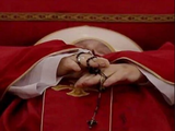 Papa Francisco acena para enfermeiro e entra em coma antes de morrer, diz Vaticano
