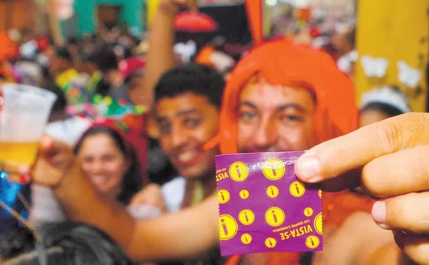 Distribuição de camisinhas em blocos carnavalescos facilita prevenção e minimiza transmissão de ISTs