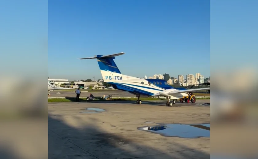 Avião de pequeno porte cai em avenida e deixa dois mortos em SP