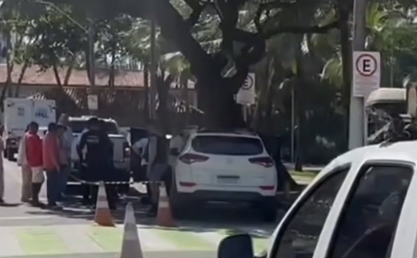 Assessor de vereador é encontrado morto dentro de carro na orla de Maceió