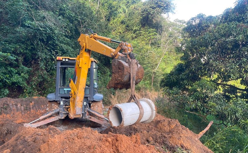 Prefeitura de Branquinha intensifica melhorias em estradas vicinais com instalação de manilhas no Assentamento Nova Esperança