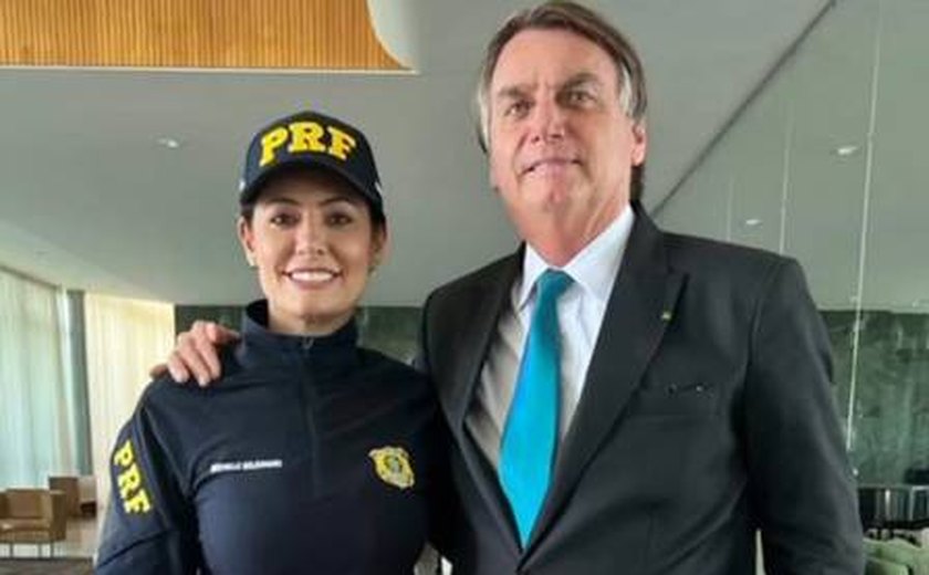 PRF: fardada, Michelle diz que Bolsonaro queria ser multado por ela